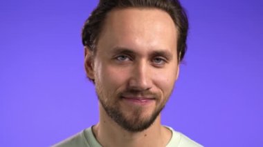 Esnek olmayan, baş işareti olmadan onaylamayan, onaylanmayacak şekilde başını sallayan bir adam. Reddetmek, Reddetmek, Anlaşmazlık, Violet stüdyosundaki gülümseyen adamın portresi. 