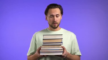 Öğrenci olarak sıkılmış adam ev ödevi ve kitaplardan memnun değil. Adam sinirlenmiş, çalışmalardan hayal kırıklığına uğramış. Violet stüdyo geçmişi 