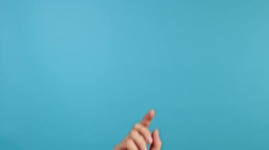 Akıllı telefon ya da tabletin dokunmatik ekranını kullanan bir erkek. Mavi stüdyo arka planına tıklıyor, tıklıyor. Teknoloji, arayüz kavramı.