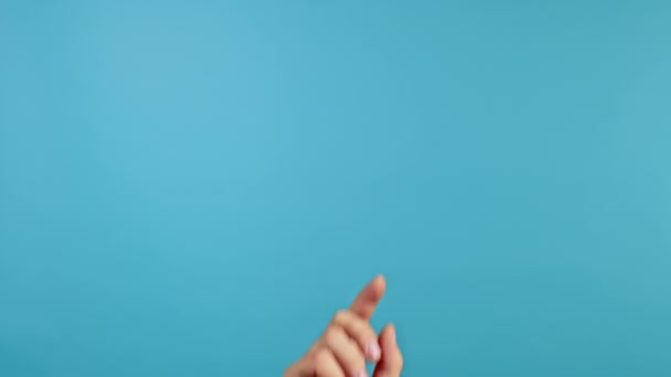 Mão masculina usando tela sensível ao toque de smartphone ou tablet. Clicando, tocando no fundo azul do estúdio. Tecnologia, conceito de interface. — Vídeo de Stock