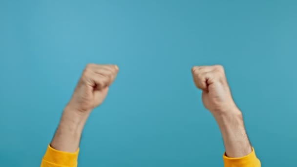 Manos de hombre mostrando pulgares hacia arriba signo sobre fondo azul. Un joven positivo. ¿Cómo? Éxito. Lenguaje corporal. — Vídeos de Stock