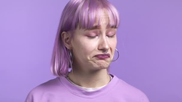 Inflexible hipster woman disapproving with no head sign, nods head disapprovingly. Denying, Rejecting, Disagree, Portrait of pretty girl with violet hairstyle on studio background. — Stock Video