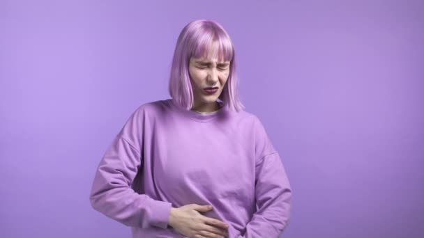 Femme serrant le ventre avec les mains à cause de douleurs abdominales. Dame souffrant de maux d'estomac. Soins de santé, problème de crampes menstruelles ou concept de flatulence intestinale — Video