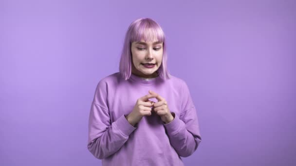 Coupable femme confus faire des oups, expression désolé. Fille à la coiffure violette à la mode a honte et elle se sent mal à l'aise en raison de sa culpabilité — Video