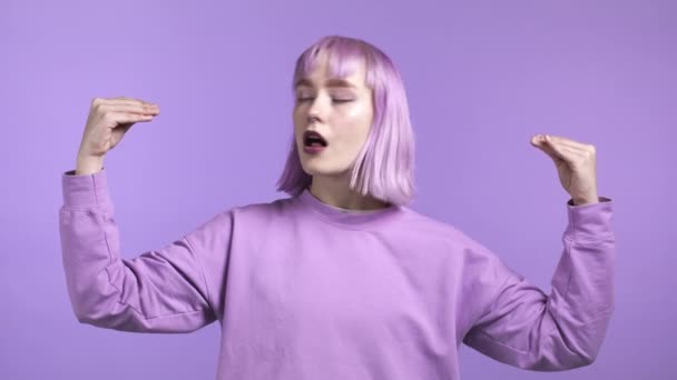 Pretty unusual woman showing bla-bla-bla gesture with hands isolated on violet background. Empty promises, blah concept. Lier. — Stock Video