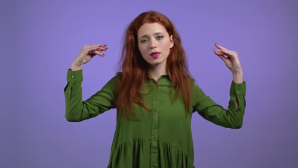 Mooie vrouw met bla-bla-bla gebaar met handen geïsoleerd op violette achtergrond. Lege beloftes, blah concept. Lier. — Stockvideo