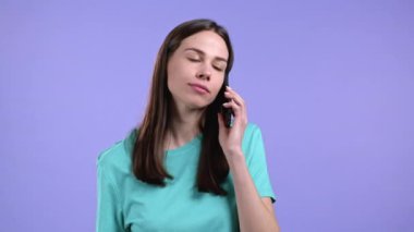 Genç ciddi bir kadın telefonda konuşuyor. Kız elinde tutuyor ve akıllı telefon kullanıyor, kabul etmiyor, inkar ediyor ve kapatıyor. Violet stüdyo geçmişi.