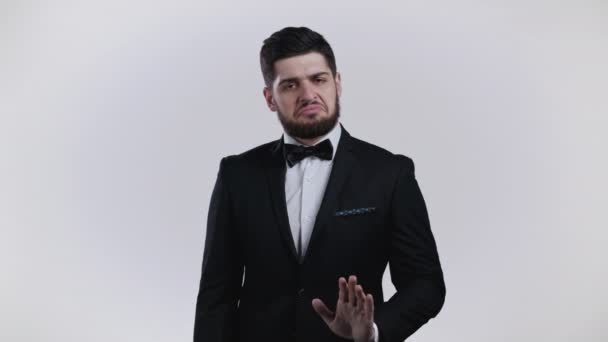 Pria tidak fleksibel dengan jenggot dalam pakaian resmi tuxedo tidak menyetujui tanpa tanda kepala, mengangguk kepala tidak setuju. Menyangkal, menolak, tidak setuju, Portrait of guy on white studio background. — Stok Video