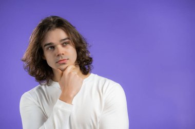 Düşünen adam Violet 'in geçmişini araştırıyor. Düşünceli yüz ifadeleri. Uzun saçlı, yakışıklı bir adam. Boşluğu kopyala