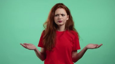 Genç bir kadının facepalm hareketi yaparken portresi, hayır, unuttum. Mutsuz bir kadın. Kızıl saçlı. Üzüntü, pişmanlık, drama, başarısızlık. Yeşil duvarda izole edilmiş.