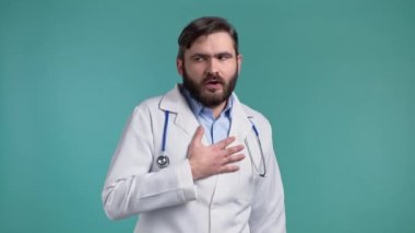 Doktor saçma sapan hareketler yapıyor, ciddi değil. Şaka yapıyorsun, olamaz. Mavi arka plan şakasına doktorların tepkisi.