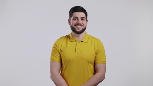 Retrato de un alegre georgiano mirando a la cámara. Joven chico guapo con barba sonriendo en el estudio sobre fondo blanco. — Vídeos de Stock