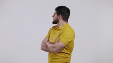 Kızgın gücenmiş bir adam kollarını kavuşturup şüpheci ve kuşkucu bir bakışla kameraya bakıyor, birine kızıyor. İnsanların yüz ifadeleri, duyguları ve duyguları. Vücut dili