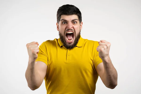 Wütender gestresster Mann, der isoliert vor weißem Hintergrund schreit. Depressiver Typ schreit laut vor Wut in die Kamera. — Stockfoto