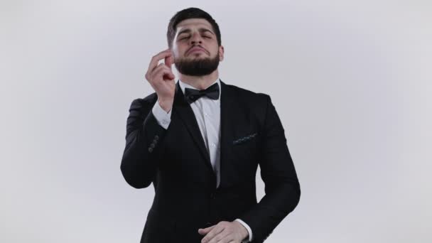 Jeune homme faisant un geste délicieux et parfait. gentleman avec barbe en smoking admire le goût de la nourriture italienne sur fond de studio blanc. Concept Bellissimo. — Video