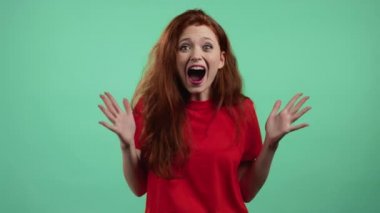 Avrupalı bir kadın çok memnun, yüksek sesle çığlık atıyor. Satış kavramı, karlı bir teklif. Yeşil stüdyo geçmişindeki heyecanlı mutlu bayan..