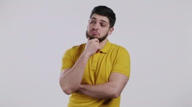 Beyaz arka planda tereddütlü bir adamın portresi. Genç adam şüpheleniyor, artıları ve eksileri tartıyor, ama sonra kabul ediyor, olumlu bir şekilde başını sallıyor. Neden olmasın?.