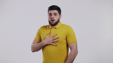 Beyaz stüdyo geçmişiyle ilgili kötü şakaları olan korkmuş sakallı bir adam. Çığlık atıyor, kalbini sıkıca kavrıyor. Sürpriz, ani konsept..