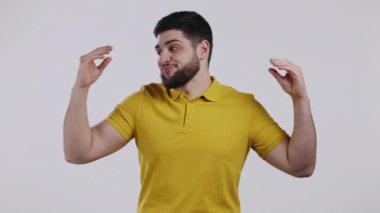 Yakışıklı sıkılmış adam beyaz arka planda elleri izole bir şekilde bla-bla-bla hareketi yapıyor. Boş vaatler, falan filan. Yalancı.