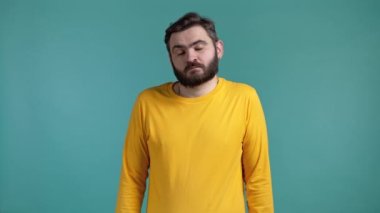 Kayıtsız, güvensiz bir adam benim ne bileyim, hiçbir şey yapamadığımı söyler. Zor soru konsepti. Mavi stüdyo geçmişinde sakalı olan adam..