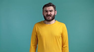 Kafası karışmış suçlu bir adam, özür dilerim. Mavi stüdyo geçmişindeki suçluluk duygusundan dolayı utanmış ve rahatsız olmuş.