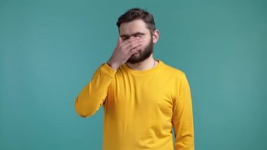 Yüz makyajı yapan bir adamın portresi, hayır, unuttum. Sarılı mutsuz adam keder, pişmanlık, drama, başarısızlık hisseder. Mavi duvarda yalnız kaldığı için utanıyordu.