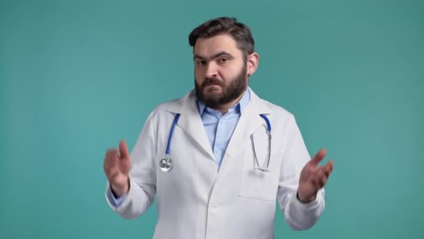 Osäker läkare man gör gest av jag vet inte, kan inte hjälpa något. Svår fråga koncept. Blå studio bakgrund. — Stockvideo