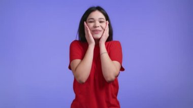 Şanslı kadın çok memnun, yüksek sesle bağırıyor, iyi habere inanamıyor. Satış kavramı, karlı teklif, ikramiye. Violet stüdyosundaki heyecanlı mutlu bayan. 