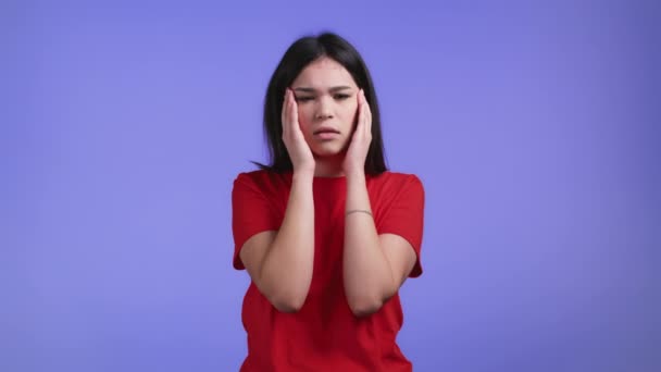 Potret wanita yang sakit kepala, potret studio ungu. Gadis meletakkan tangan di atas kepala, memijat kuil. Konsep masalah migrain, obat, penyakit — Stok Video
