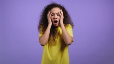 Violet stüdyosundaki hoş olmayan ve şok olmuş kızın portresi. Kadın kötü haber alıyor. Acısını ve pişmanlığını dile getiriyor..