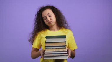 Avrupalı öğrenci ev ödevi miktarından ve menekşe arkaplan üzerine kitaplardan memnun değil. Kadın hoşnutsuzlukla iç çeker ve gözlerini devirir. Sinir olur, çalışmalardan hayal kırıklığına uğrar..