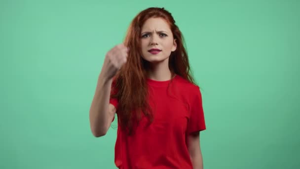 Una mujer bonita haciendo un gesto delicioso y perfecto. Chica con el pelo rojo admira el sabor de la comida italiana en el fondo del estudio verde. Concepto de Bellissimo. — Vídeo de stock