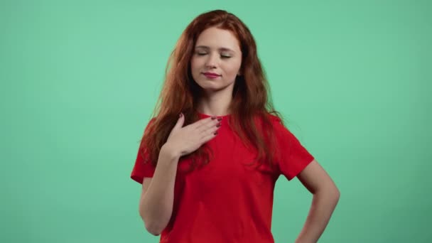 Giovane donna sicura di sé, ragazza è orgogliosa di se stessa, come è cool. Egoismo, concetto di arroganza. Studio sfondo verde. — Video Stock