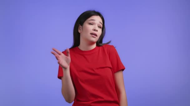 Junge Frau zeigt Geste des Unsinns, nicht ernst. Kein Scherz, auf keinen Fall. Asian Girl Reaktion auf angenehmes Kompliment über lila Hintergrund. — Stockvideo