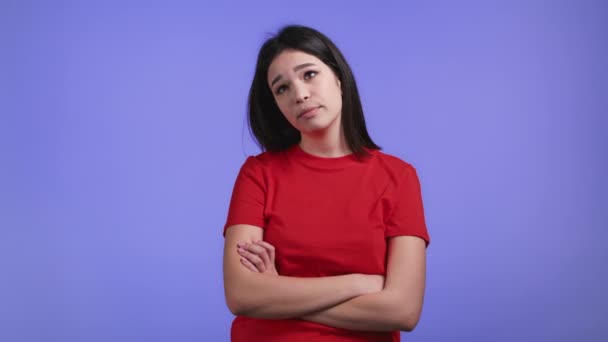 Femme irrité dans les soupirs orange, les yeux roulants sur fond violet. dame asiatique dans le mécontentement, elle est fatiguée de la situation, pense comment vous ne pouvez toujours pas comprendre. — Video