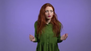 Kayıtsız, kararsız bir kadın bana bir şey ifade etmiyor, yardımcı olamıyor. Zor soru konsepti. Violet stüdyo geçmişinde kızıl saçlı bir kız..