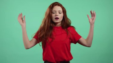 Sakin bir kadın dinleniyor, meditasyon yapıyor. Sakinleşir, yeşil stüdyo arka planında Mudra om ile derin derin nefes alır. Yoga konsepti.