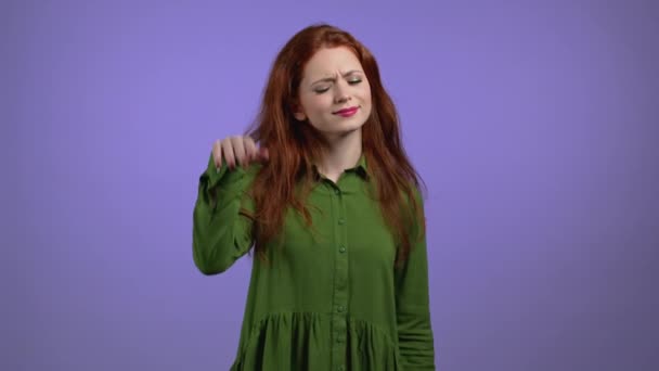 Молодая женщина показывает жест глупости, не серьезно. Ты шутишь, ни за что. Европейская женская реакция на приятный комплимент на фиолетовом фоне. — стоковое видео