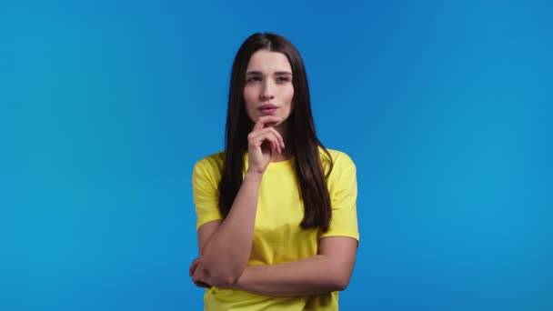 Ritratto di donna che ha un'idea momento puntando il dito su sfondo blu studio. Sorridente ragazza felice mostrando gesto eureka. — Video Stock