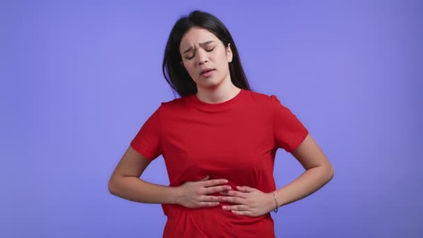 Γυναίκα πιέζει την κοιλιά με τα χέρια λόγω κοιλιακού πόνου. Η κυρία υποφέρει από στομαχόπονο. Healthcare, πρόβλημα με κράμπες εμμηνορροϊκής περιόδου ή την έννοια μετεωρισμός του εντέρου — Αρχείο Βίντεο