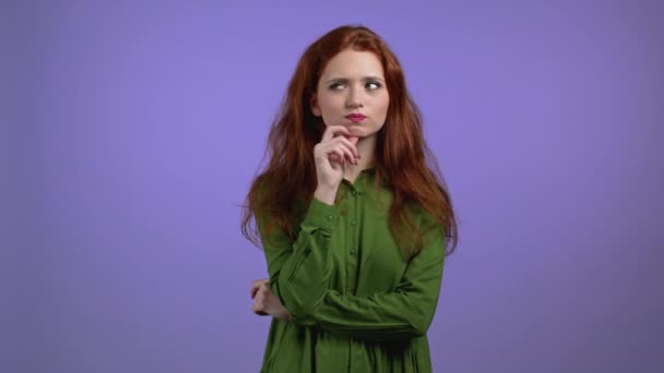 Retrato de mulher tendo ideia momento apontando o dedo para cima no fundo do estúdio violeta. Sorrindo menina feliz mostrando gesto eureka. — Vídeo de Stock