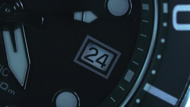 Reloj japonés cronógrafo para hombre hecho de metal con cristal de zafiro. Reloj de lujo, de segunda mano. Primer plano metraje macro de estudio. — Vídeo de stock