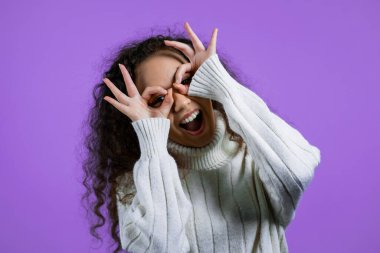 Olumlu kız, mor arka plandaki gözlük gibi gözlerinin üstüne 