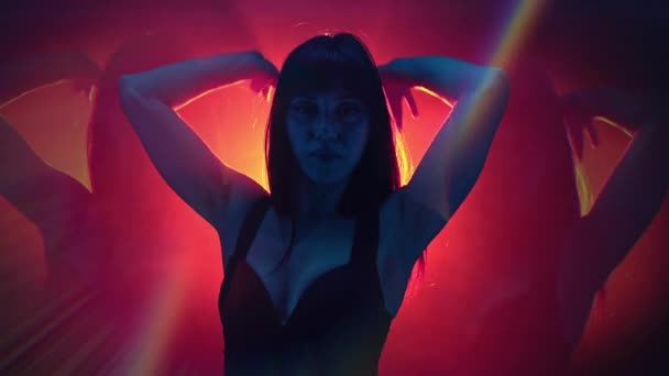 Seksi kıyafetli kadının portresi stüdyoda plastikçe hareket ediyor. Bayan sahne ışıkları altında dans ediyor. Neon ışıklı seks dansı kavramı. kaleydoskop etkisi — Stok video