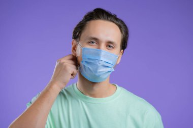 Salgın hastalığın sembolü olarak, naneli ve kısa menzilli mutlu adam koruyucu maskeyi çıkardı. Violet stüdyo geçmişi