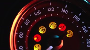 Modern klasik motosikletin gösterge paneli. LED görüntü ve analog hız ölçer el. Yakın çekim, motosiklet ve kafe yarışçıları konsepti.