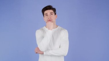 Düşünen adam Violet 'in geçmişini araştırıyor. Düşünceli yüz ifadeleri. Beyaz giysili yakışıklı adam..