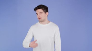 Genç adam facepalm hareketi yapıyor, hayır, unuttum. Mutsuz adam üzüntü, pişmanlık, drama, başarısızlık hissediyor. Menekşe duvarda izole edilmiş.
