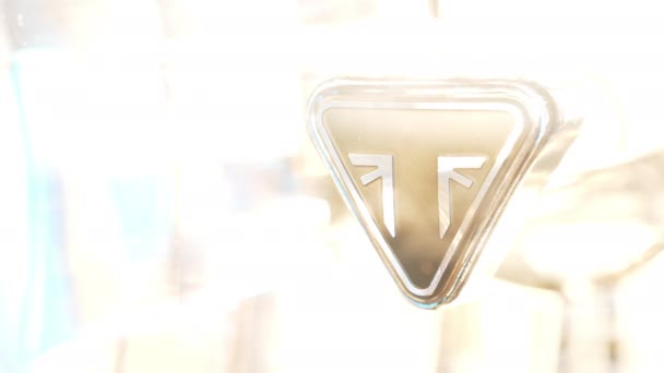 Odessa, Ukraina - juni 2021. Strålkastare av klassisk Triumph Bonneville motorcykel med företagets logotyp. Detaljer design av en helt ny motorcykel. — Stockvideo
