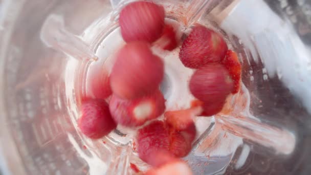 Frische Erdbeeren in einem leistungsstarken Mixer gemischt. Pürieren Sie aus roten saftigen Beeren. Vegane Küche. Gesunde Ernährung und Lebensstil. Ansicht von oben. Ausrüstung zum Kochen und Mahlen von Lebensmitteln — Stockvideo